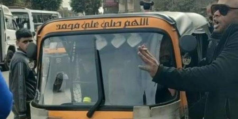 حملة
      مكثفة
      لضبط
      مركبات
      التوك
      توك
      بحي
      إمبابة
      (صور)