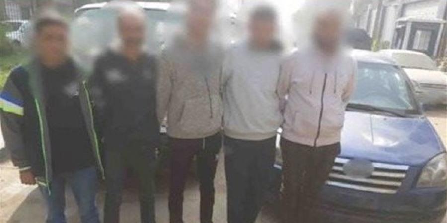 حبس
      5
      أشخاص
      استولوا
      على
      أموال
      مواطن
      تحت
      تهديد
      السلاح
      بمدينة
      نصر