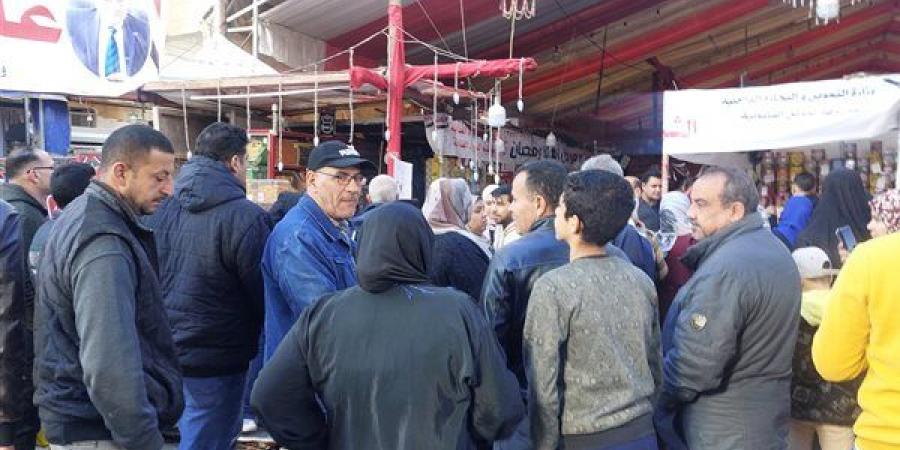 زحام ومشاجرات أمام أبواب معرض أهلا رمضان بشبرا الخيمة والعارضون يمتنعون عن البيع (فيديو)