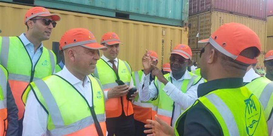 وزير
      النقل
      يكشف
      مخطط
      الدولة
      لربط
      ميناء
      دار
      السلام
      بتنزانيا
      بميناء
      سفاجا
      في
      مصر