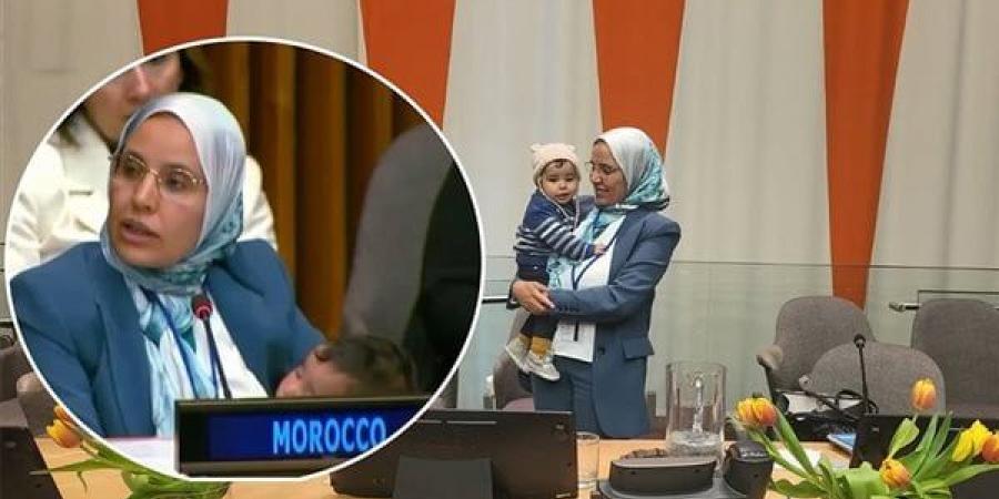 نائم
      في
      حضنها
      ولم
      يوقظه
      التصفيق،
      برلمانية
      مغربية
      تلقي
      كلمة
      بالأمم
      المتحدة
      وهي
      تحمل
      رضيعها
      (فيديو)
