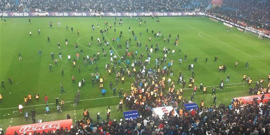 مشجعو
      طرابزون
      يقتحمون
      الملعب
      بعد
      الخسارة
      أمام
      فناربخشه
      واللاعبون
      ينجون
      من
      الموت
      بأعجوبة
      (فيديو)