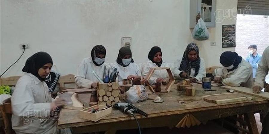 صحية
      وآمنة
      عن
      المستورد،
      فتيات
      ورش
      منتجات
      خشب
      السرسوع
      بقنا
      يبدعن
      في
      صناعة
      الأدوات
      المنزلية
      (فيديو)