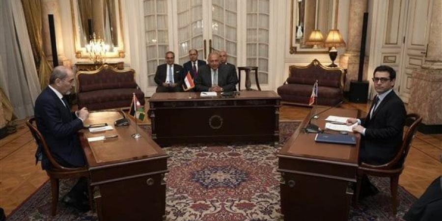 جلسة
      مباحثات
      ثلاثية
      بين
      وزراء
      خارجية
      مصر
      وفرنسا
      والأردن
      بشأن
      غزة
      (صور)