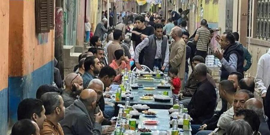 بحضور
      1200
      شخص،
      قرية
      الشوبك
      بشبين
      القناطر
      تنظم
      إفطارا
      جماعيا
      (صور)