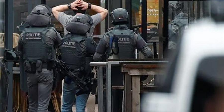 الشرطة
      الهولندية
      تنجح
      في
      تحرير
      رهائن
      بعد
      احتجازهم
      لعدة
      ساعات