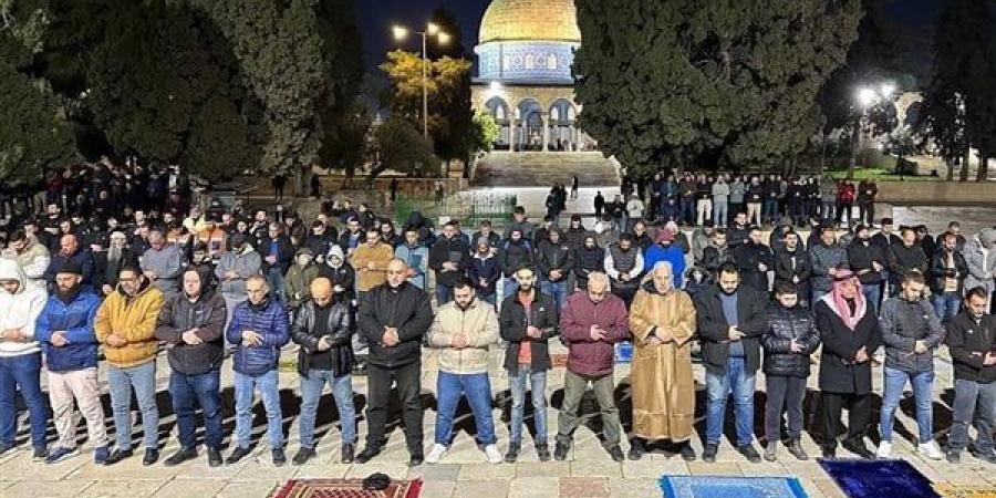 ليلة
      ختم
      القرآن،
      25
      ألف
      فلسطيني
      يؤدون
      صلاة
      العشاء
      والتراويح
      بالمسجد
      الأقصى
      (فيديو)