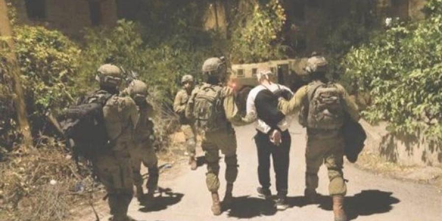 الاحتلال
      يعتقل
      23
      فلسطينيا
      فى
      حملة
      مداهمات
      واسعة
      بمحافظة
      الخليل