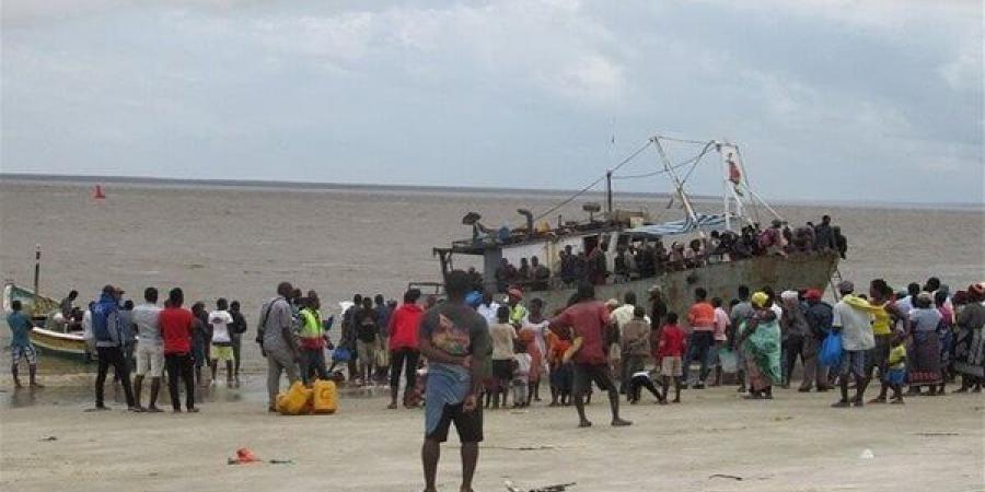 حاولوا
      الهروب
      من
      الكوليرا،
      مصرع
      90
      شخصا
      في
      غرق
      مركب
      قبالة
      سواحل
      موزمبيق
      (فيديو)