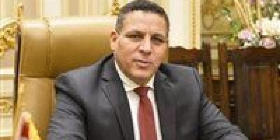 أحمد
      محسن:
      توجيه
      استثمارات
      بقيمة
      65.7
      مليار
      جنيه
      للصعيد
      بتوجيهات
      السيسي
      لتعزيز
      التنمية
      وتحسين
      مستوى
      المعيشة
      غير
      مسبوق