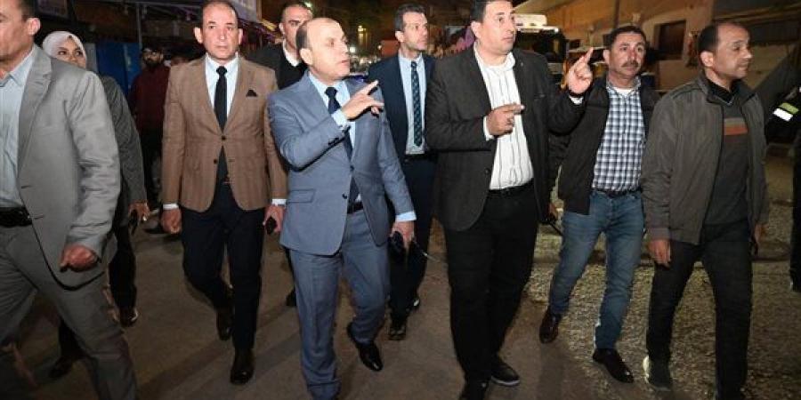 محافظ الغربية يقود جولة ليلية بكفر الزيات لمتابعة قرار غلق المحال العامة