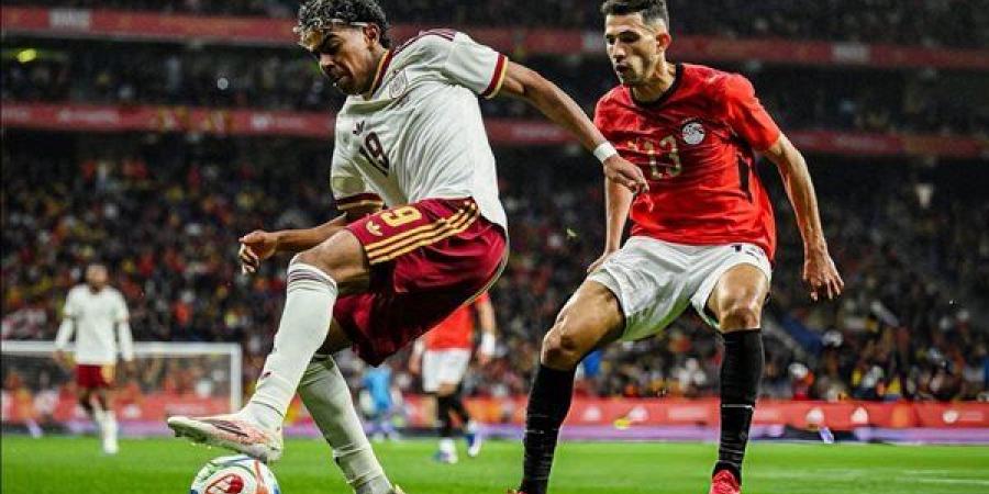نجم برشلونة يتغزل في صلابة دفاع منتخب مصر