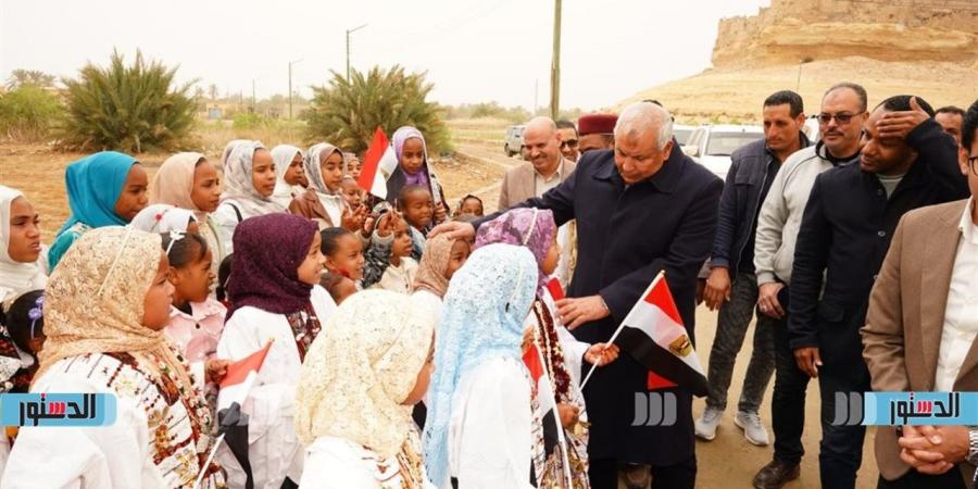 محافظ مطروح يزور قرية "جارة أم الصغير" وقرارات عاجلة لتوفير الخدمات للأهالي