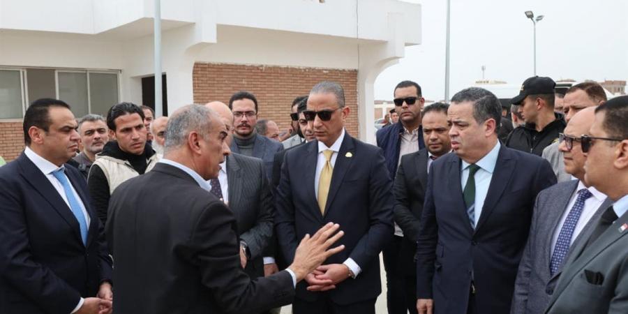 محافظ الجيزة يتفقد مشروع محطة مياه الشرب بالشوبك الغربي بالبدرشين