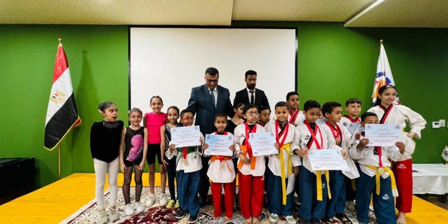 محافظ قنا يكرم الشيخ تاج الدين أبو الوفا