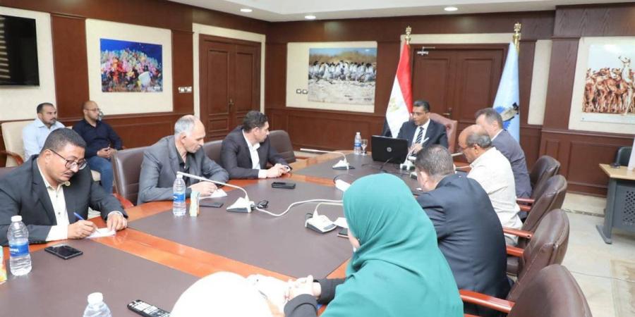 محافظ البحر الأحمر... توجيه مستحقات الدولة المتأخرة لتمويل مشروعات المدن لضمان استمرارية العمل