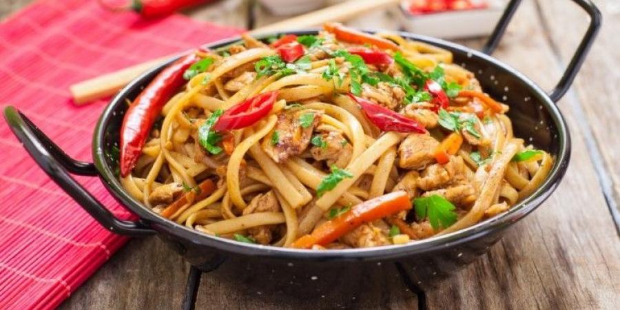 الدجاج الصيني بالخضار يقدم تجربة مطبخ عالمي في المنزل