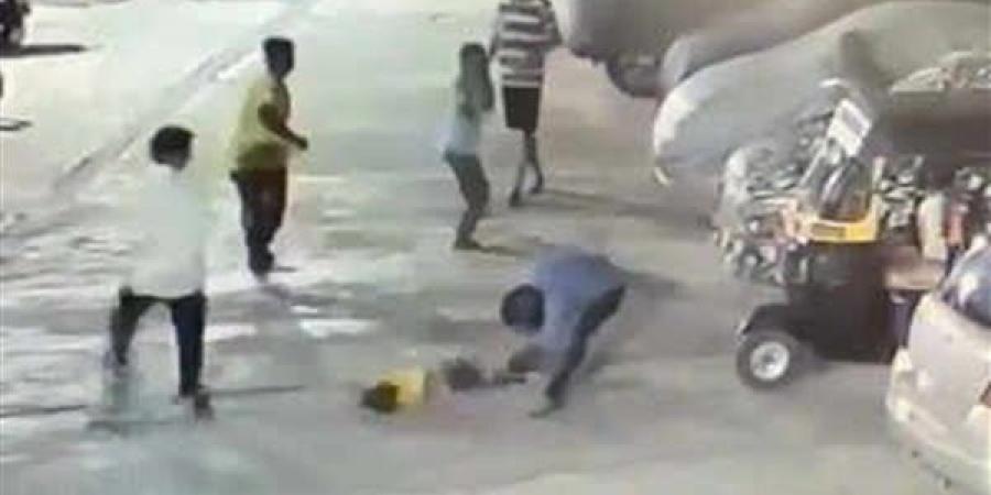 طفل يتعرض للضرب على يد سائق عقب مشادة مع والده