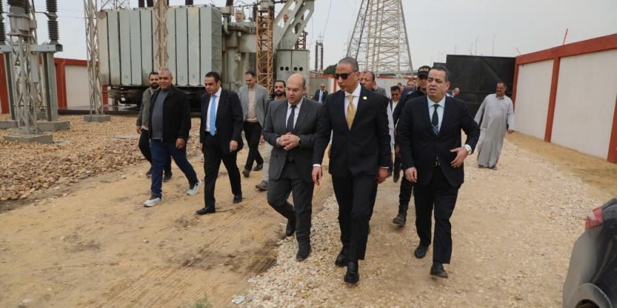 محافظ الجيزة يتفقد مشروع محطة محولات أوسطى البدرشين