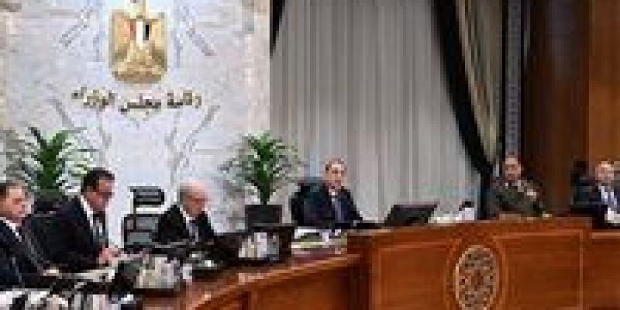 رئيس الوزراء يعلن عن زيادة استثنائية في أجور المعلمين والعاملين بالقطاع الصحي