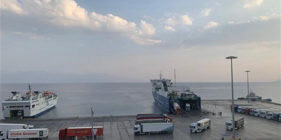 انتظام حركة تداول البضائع والشاحنات بموانئ البحر الأحمر