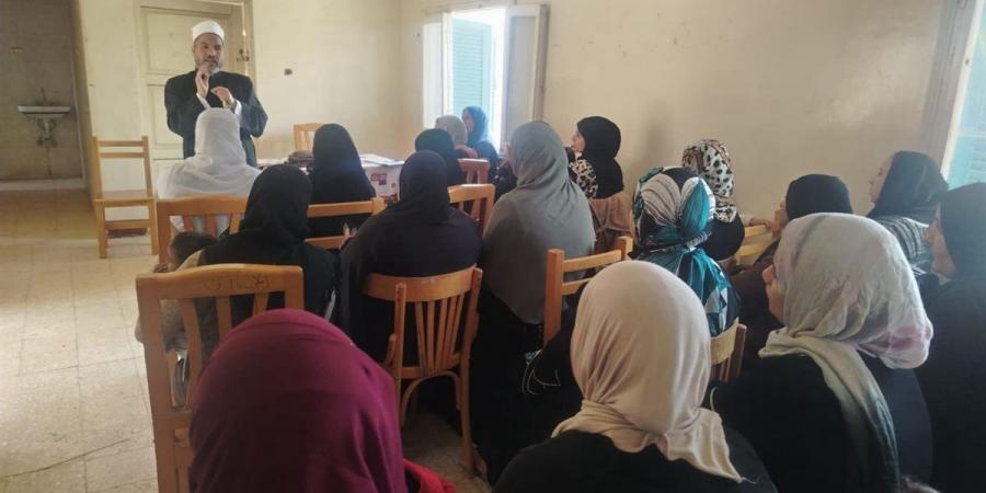 "القومي للمرأة"بأسيوط يصحح المفاهيم المغلوطة ويحث الأسر على التماسك (صور)