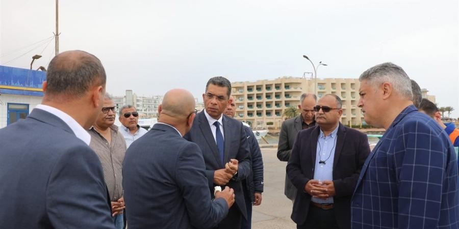 محافظ البحر الأحمر يتفقد موقع لنش الاسعاف البحرى بالميناء السياحى بالغردقة