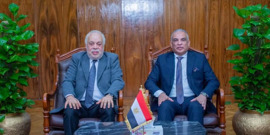 رئيس جامعة طنطا يستقبل نقيب المهن التمثيلية لبحث سبل دعم المواهب الطلابية وتعزيز التعاون المشترك