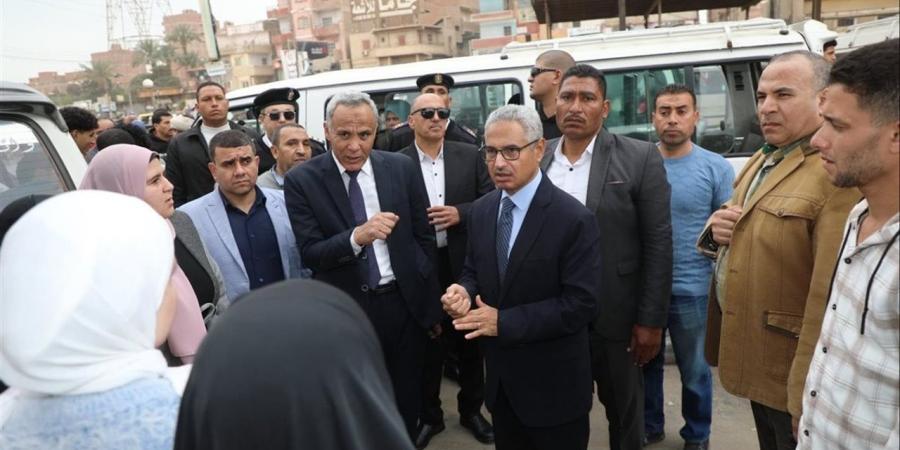 محافظ بني سويف يتفقد موقف الواسطى ويضبط مخالفة أجرة وخط سير