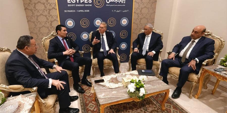 وزراء البترول والتعليم والبحث العلمي والرياضة يعقدون مائدة مستديرة