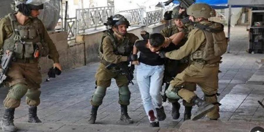 الاحتلال الإسرائيلي يعتقل فلسطينيا غرب رام الله