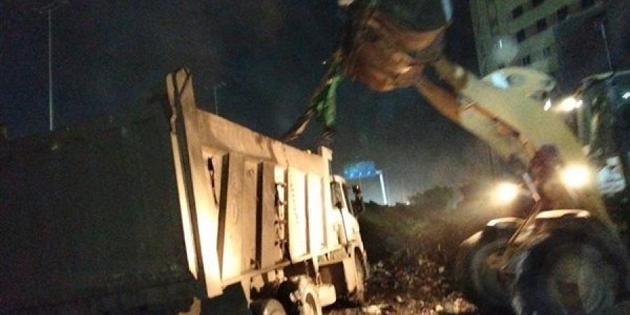 الجيزة ترفع 800 طن مخلفات من منطقة حمد بحي الهرم
