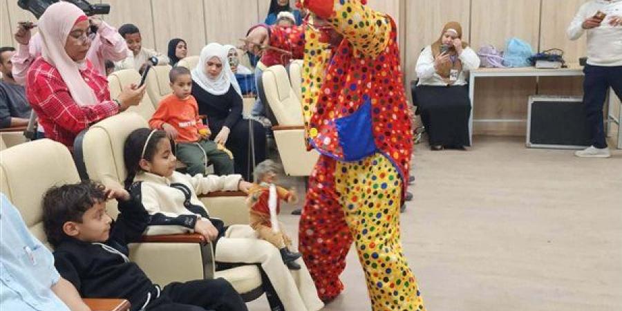 مسرح الجنوب ينظم فعالية بمركز الأورام في قنا