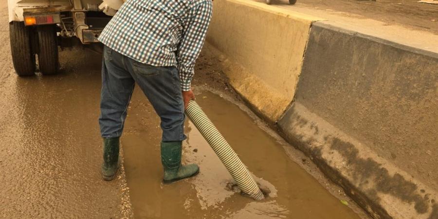 محافظ الجيزة يتابع جهود شفط مياه الأمطار لتسهيل حركة سير المواطنين