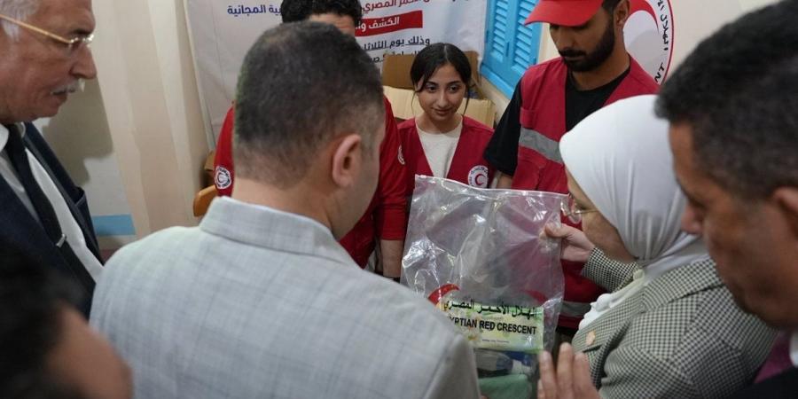 الهلال الأحمر المصري يُطلق قوافل طبية لتقديم الرعاية الصحية للأهالي بـ5 محافظات
