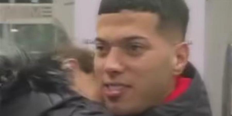 لحظات عائلية لافتة في مطار القاهرة مع عودة بعثة منتخب مصر من إسبانيا