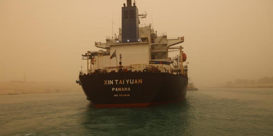 تعويم سفينة صب جنحت بقناة السويس