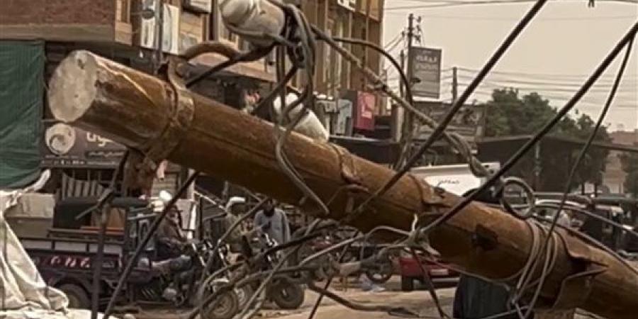 سقوط عمود إنارة بقرية منشأة الجمال بالفيوم بسبب الرياح