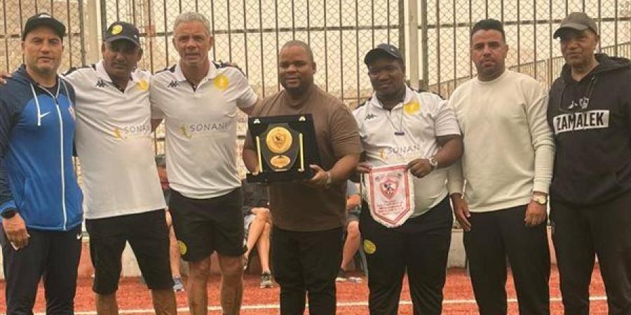 الزمالك يهدى مارك فيش نجم جنوب أفريقيا درع النادى