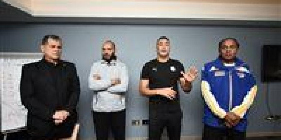 أوسكار رويز يحاضر مدربى حراس المرمى حول أبرز الحالات التحكيمية.. صور