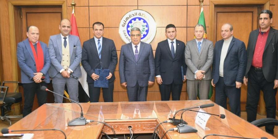 محافظ الدقهلية يشهد توقيع عقد توصيل الكهرباء الرئيسية لمنطقة ابن زيد