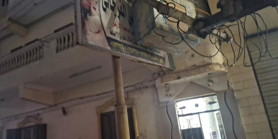 إزالة لافتات الإعلانات المخالفة لسوء الأحوال الجوية بالمنيا