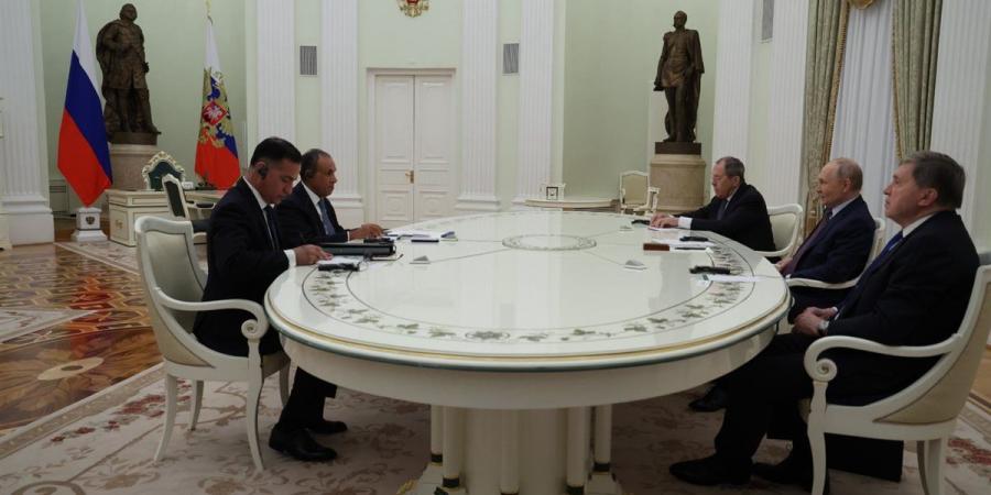 وزير الخارجية يسلم رسالة خطية من رئيس الجمهورية إلى بوتين