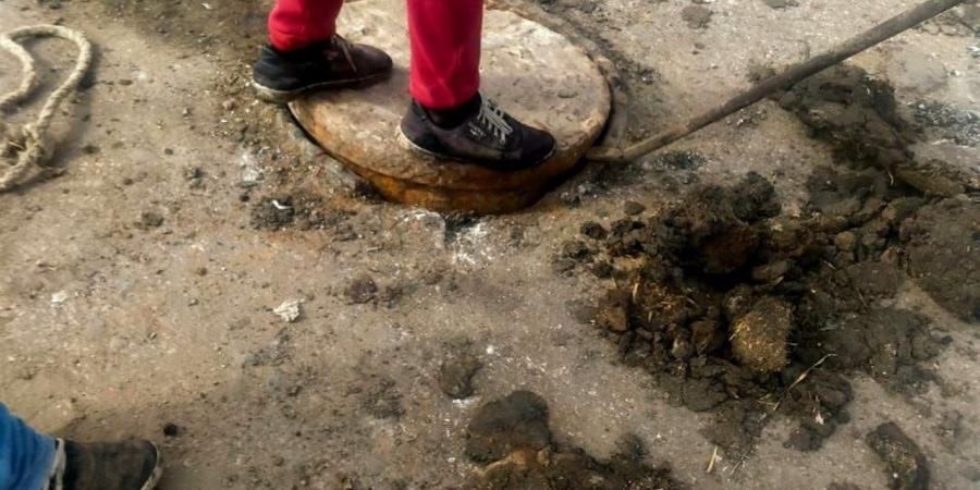 استجابة لشكاوى أهالي صان الحجر.. صيانة وتغيير أغطية بالوعات الصرف الصحي المتهالكة