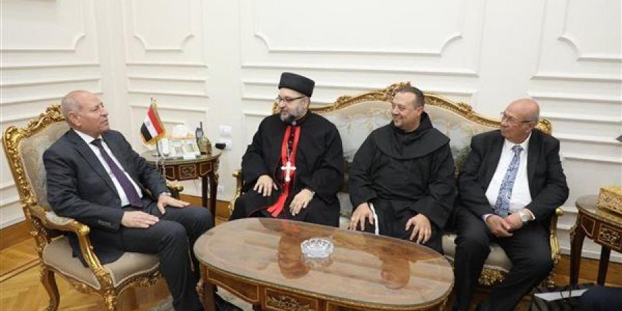 يزور المحافظة للمرة الأولى.. محافظ القاهرة يستقبل رئيس الطائفة الكلدانية في مصر