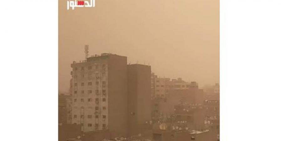 سماء صفراء.. الغبار يسيطر على الأجواء في الجيزة (فيديو)