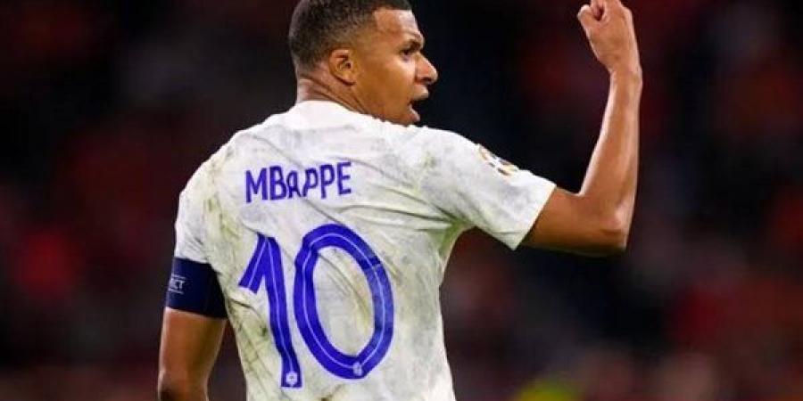 مبابي يثير الجدل بعد طلب انتزاع شارة القيادة من كانتي خلال مباراة كولومبيا