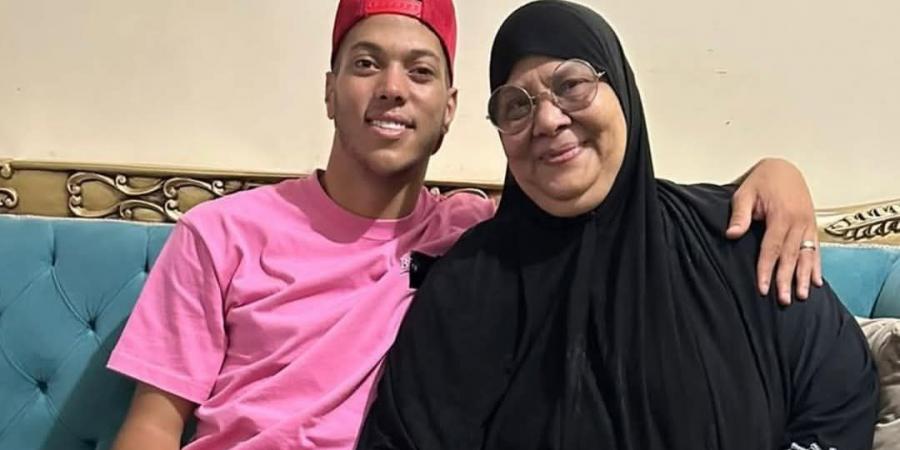 الموت يفجع إمام عاشور لاعب الأهلي (صورة)