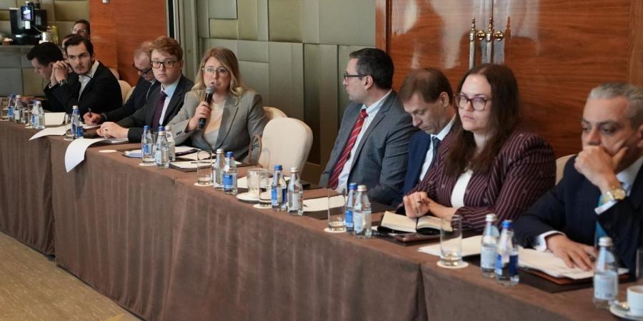 وزير الخارجية يلتقي ممثلي كبرى الشركات الروسية بمشاركة نائب وزير الصناعة والتجارة الروسي