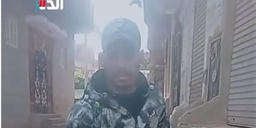 شاب من ذوي الهمم ينظف الشارع من آثار المطر ويتفاجئ بمحضر ضده (فيديو)